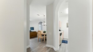 Un intérieur moderne comprenant un coin repas, une cuisine et un espace de vie.