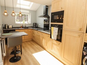 Dishwasher, cookware/dishes/utensils - 10 Keekle Terrace (Cleator Moor)