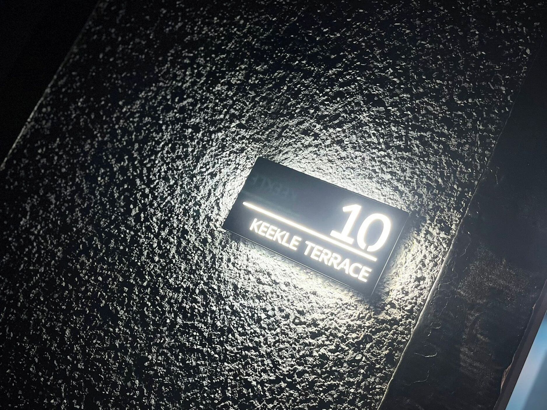 En skylt med siffran 10 och texten ”KEEKLE TERRACE”.