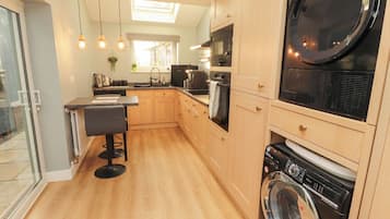 Dishwasher, cookware/dishes/utensils