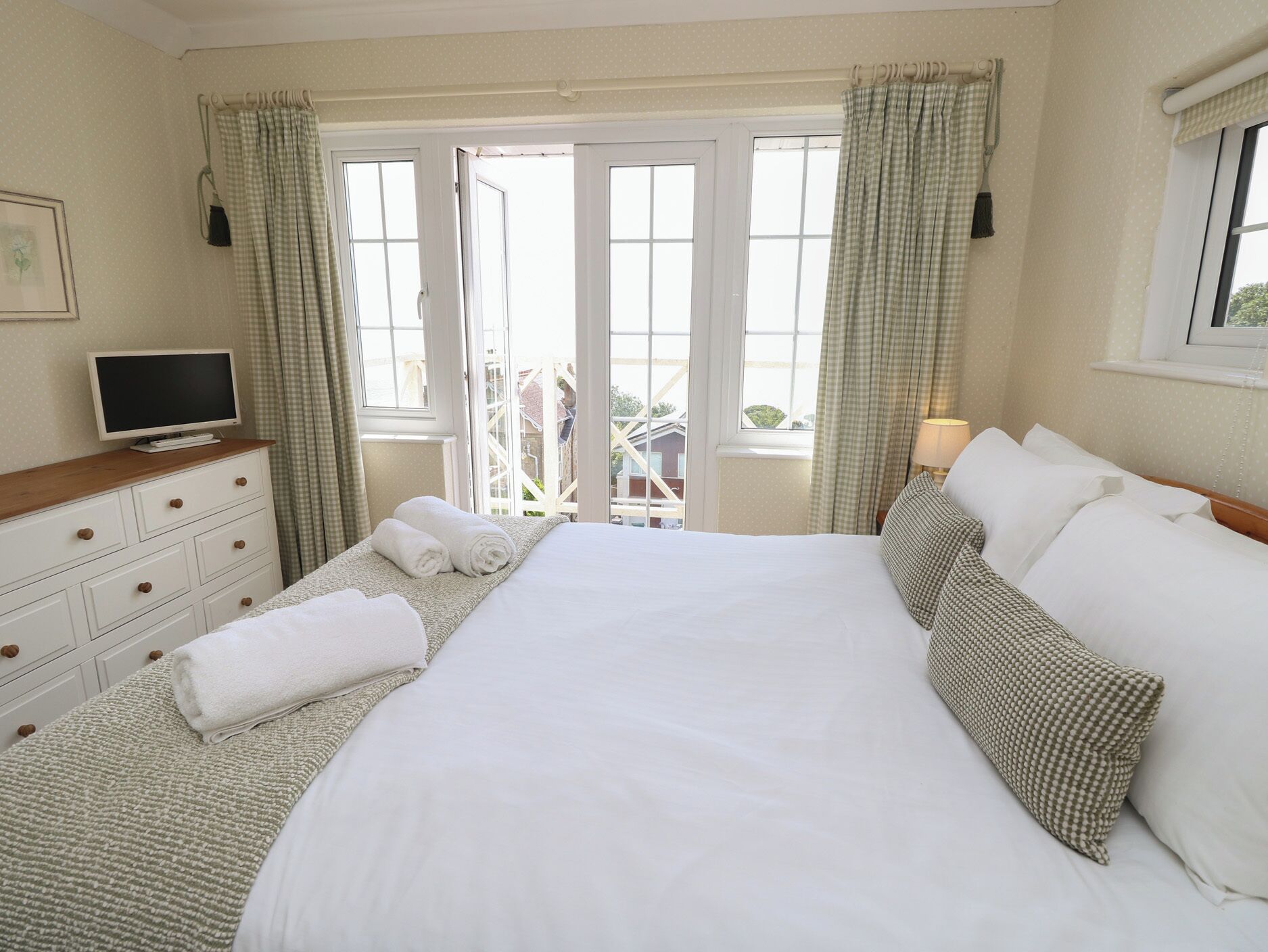 2 bedrooms, individually decorated, individually furnished, free WiFi