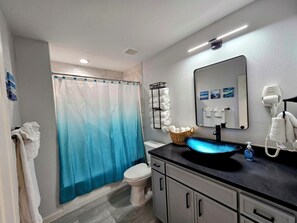 Douche, sèche-cheveux, serviettes fournies, savon