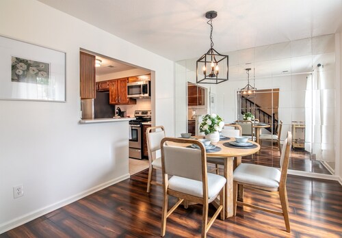 The Fern & Fable - King Bed/TownHome with Deck