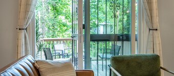 The Fern & Fable - King Bed/TownHome with Deck