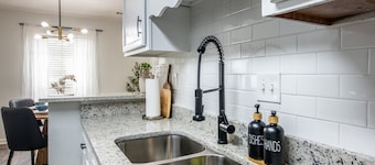 The Hearth & Thistle - King Bed/TownHome with Deck