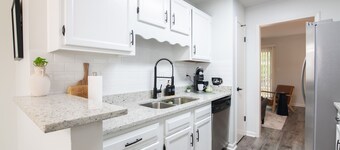 The Hearth & Thistle - King Bed/TownHome with Deck