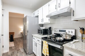 Geladeira, micro-ondas, fogão, cooktop