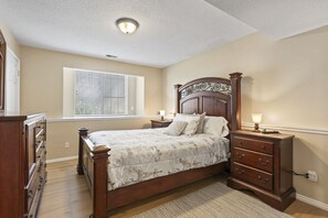 3 soverom, skrivebord, strykejern/-brett og reiseseng for barn