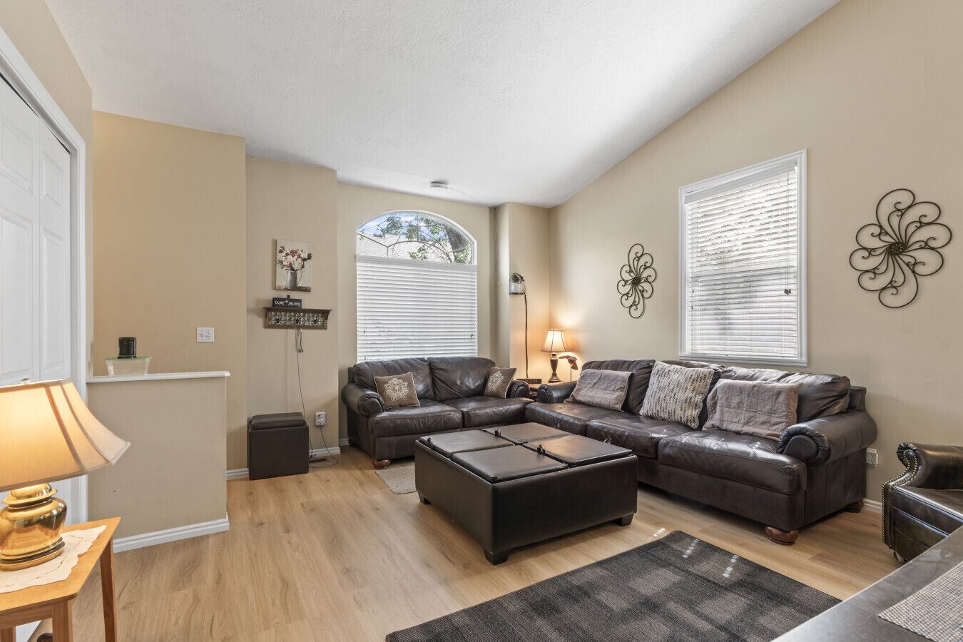 Smart TV, DVD player, books, stereo