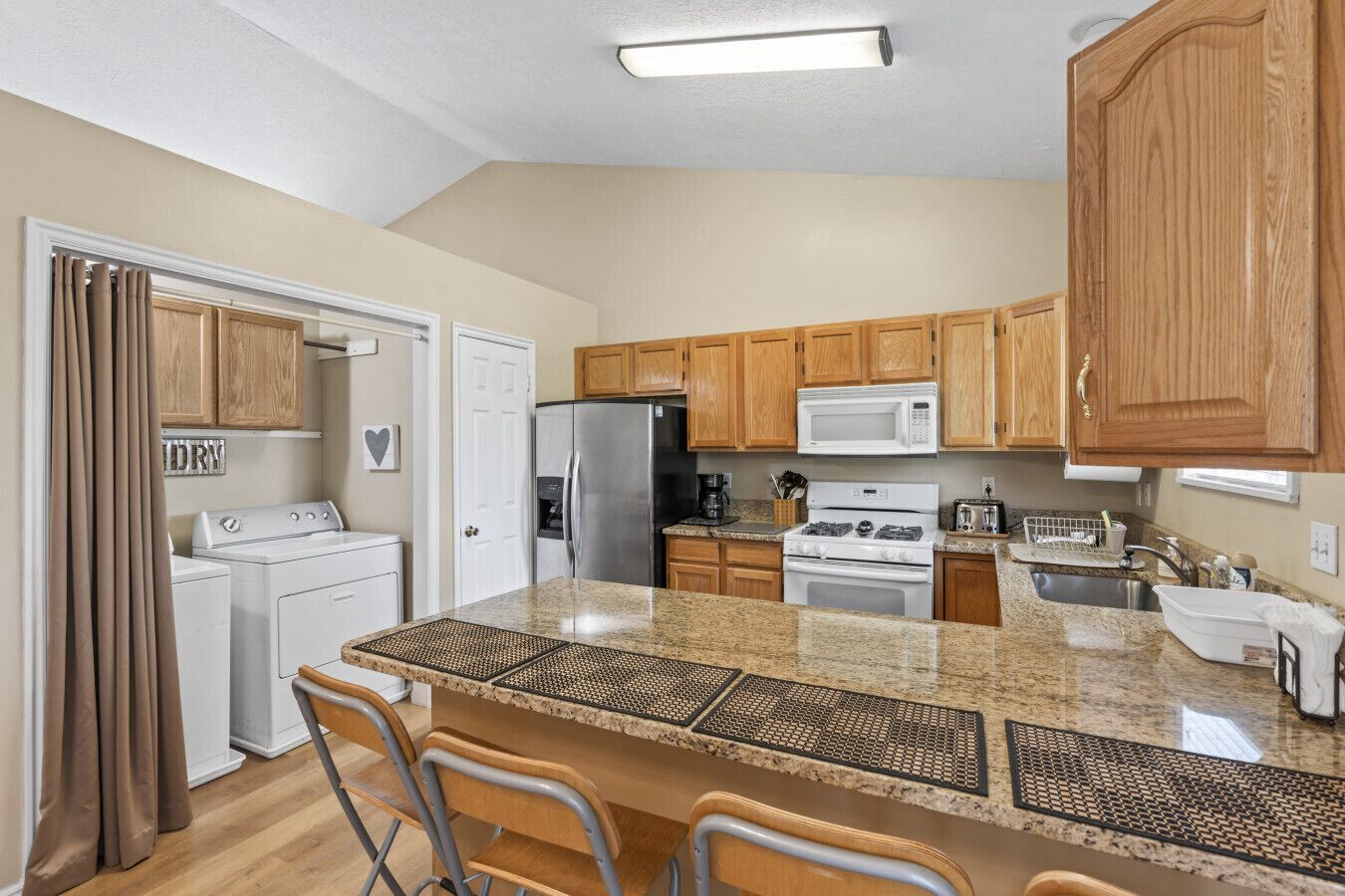 Kylskåp, mikrovågsugn, ugn och spishäll