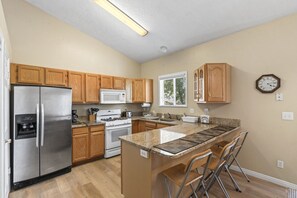 Kjøleskap, mikrobølgeovn, ovn og kokeplater