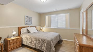 3 Schlafzimmer, Schreibtisch, BĂŒgeleisen/BĂŒgelbrett, kostenloses WLAN