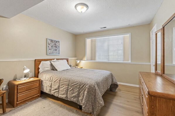 3 bedrooms, desk, iron/ironing board, free WiFi