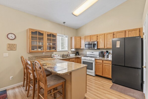 Réfrigérateur, micro-ondes, four, plaque de cuisson