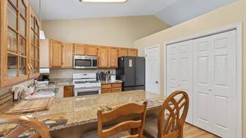 Een koelkast, een magnetron, een oven, een kookplaat