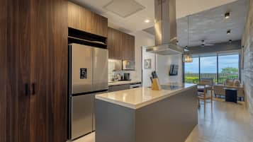 Appartement Luxe, 1 chambre, patio | Cuisine privée | Réfrigérateur, micro-ondes, four, plaque de cuisson