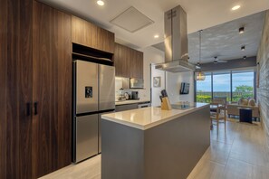 奢華公寓, 1 間臥室, 庭院 | 私人廚房 | 電冰箱、微波爐、烤箱、爐台