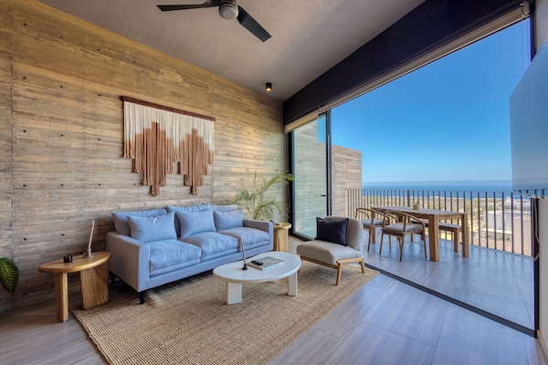 Grand appartement, balkon, uitzicht op de stad | Woonkamer | Een 50-inch flatscreentelevisie met digitale zenders