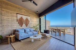 Apartamento grand, 2 quartos, sacada, vista para o mar | Sala de estar | TV de tela plana 55 polegadas com canais digitais