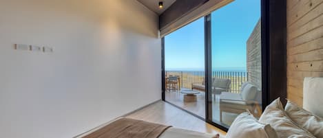 Luksushuoneisto, parveke, kaupunkinäköala | Ylelliset vuodevaatteet, untuvapeitot, tallelokero huoneessa