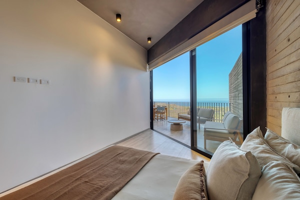 Luxe appartement, balkon, uitzicht op stad | Luxe beddengoed, donzen dekbedden, een kluis op de kamer