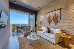 Apartamento de lujo, 2 habitaciones, balcón, vistas al mar | Sala de estar | Televisión de pantalla plana de 55 pulgadas con canales digitales