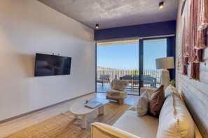 Departamento de lujo, balcón, vista a la ciudad | Sala de estar | Televisión de pantalla plana de 50 pulgadas con canales digitales 