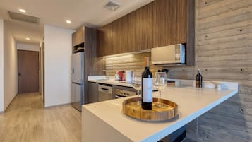Luxury Apartment, Balcony, City View | Private kitchen