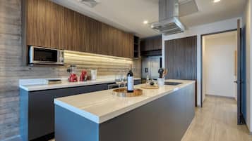 Apartamento superluxo, sacada, vista para a cidade | Cozinha privada | Geladeira, micro-ondas, fogão, cooktop