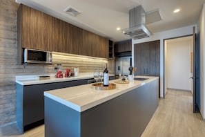Luxury Apartment, Balcony, City View | Dapur peribadi | Peti sejuk, ketuhar gelombang mikro, ketuhar, dapur