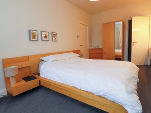 Cottage | 3 bedrooms, individually decorated, individually furnished, free WiFi - Sea Views No 8 Plas Darien (Holyhead)