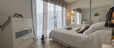 2 habitaciones y tabla de planchar con plancha