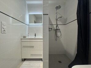 House | Bathroom - House in Ruaudin Near Le Mans Circuit (Ruaudin)