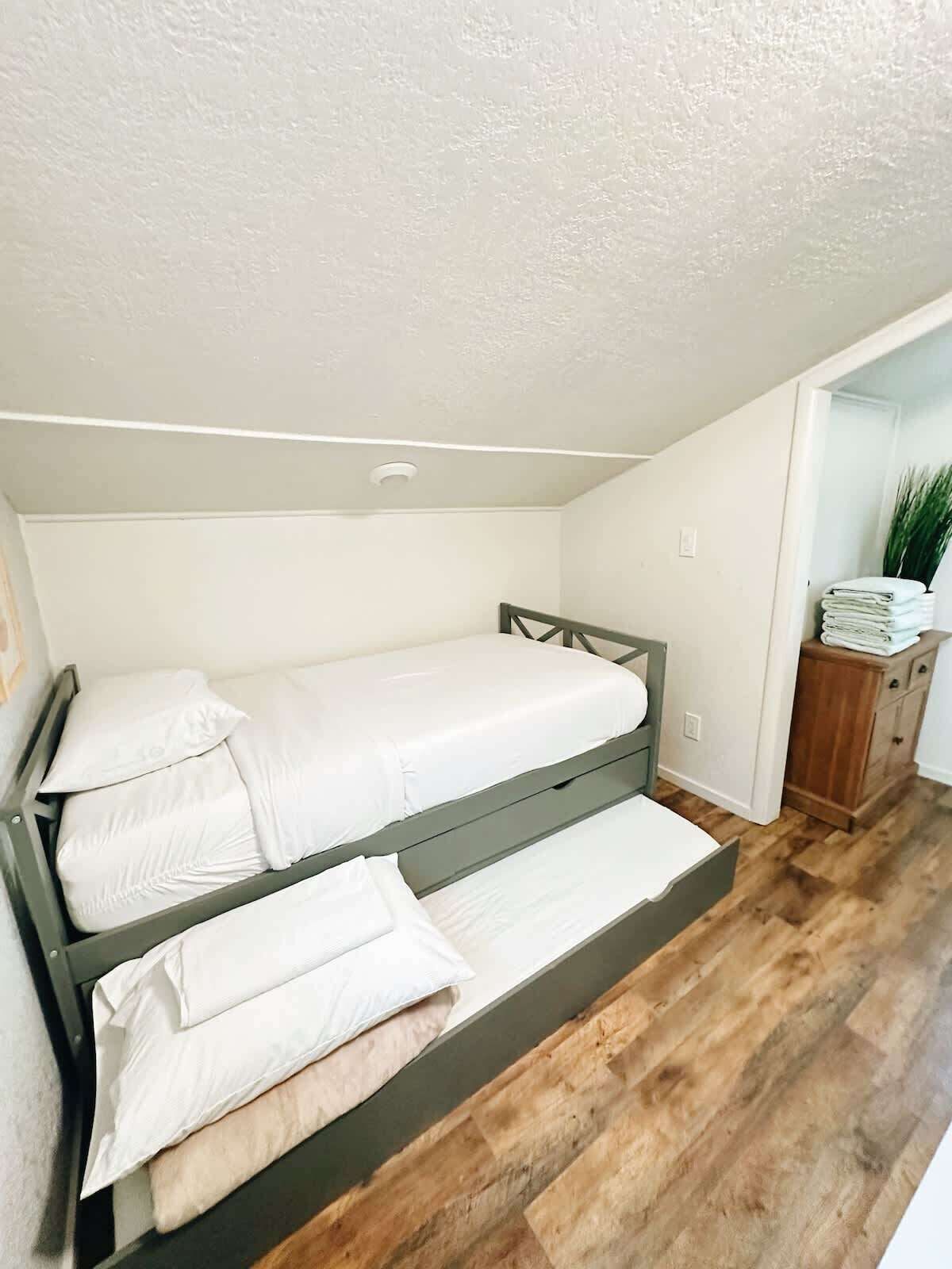 2 bedrooms, iron/ironing board, WiFi, bed sheets