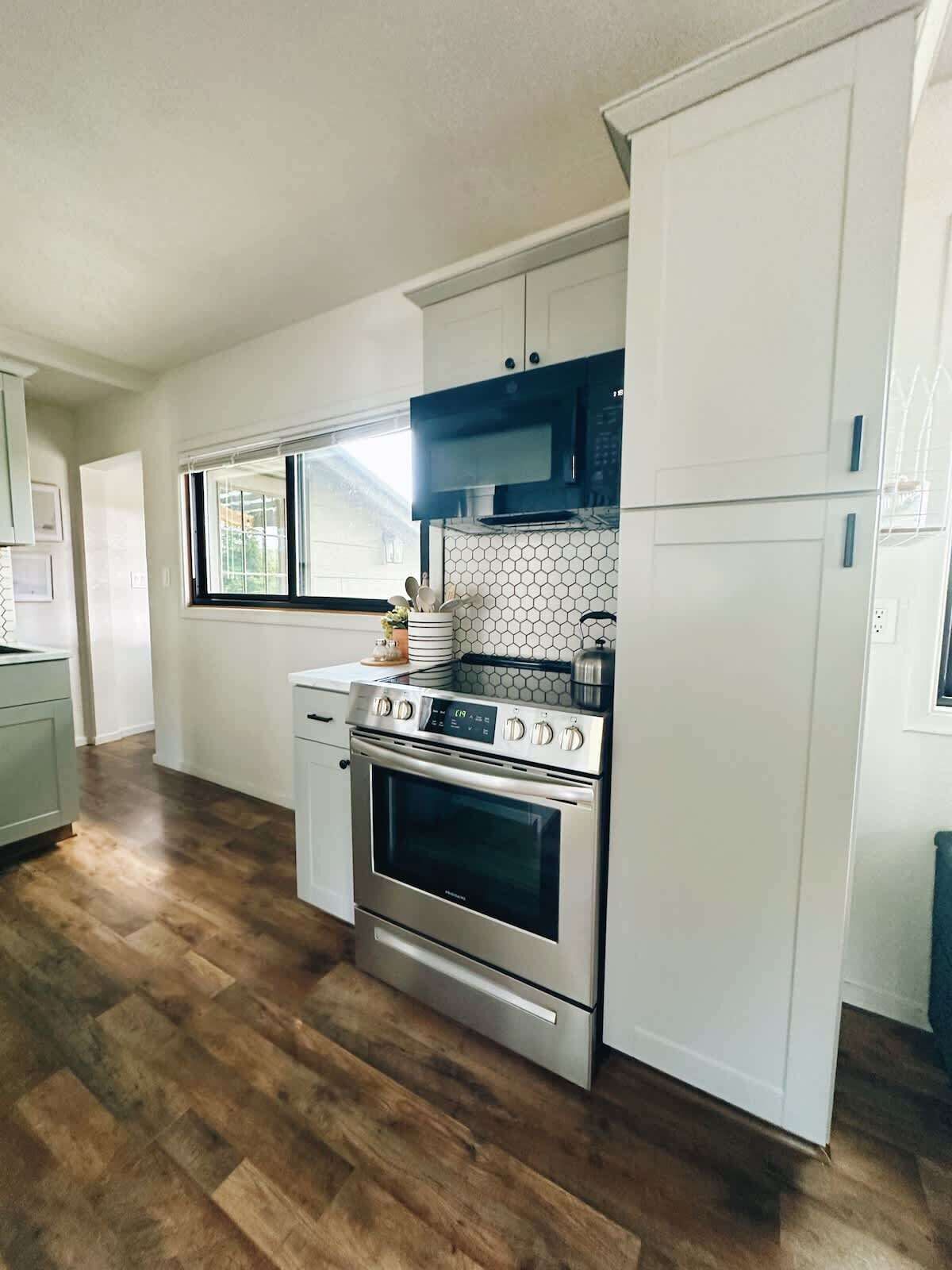 Refrigerador, microondas, horno y parrilla de estufa 