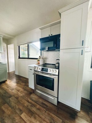 Kylskåp, mikrovågsugn, ugn och spishäll