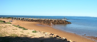 "Salt-Air Serenity - Stylish 1 Bedroom in Redcliffe”