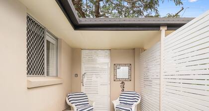 "Salt-Air Serenity - Stylish 1 Bedroom in Redcliffeâ
