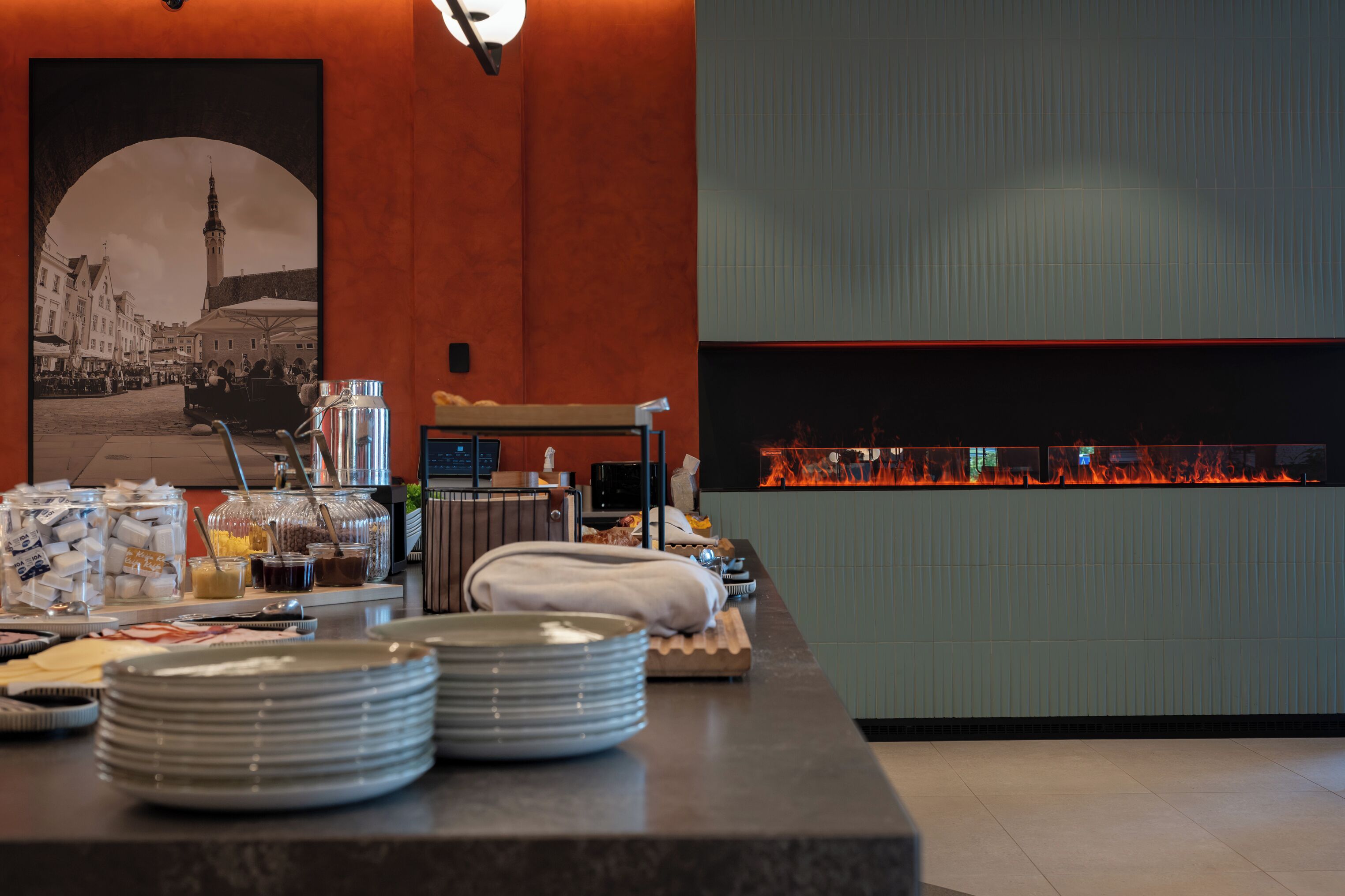 Ein Frühstücksbuffet mit Tellern, Schüsseln und einer Auswahl an Speisen.