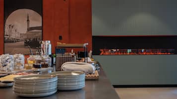 Ein Frühstücksbuffet mit Tellern, Schüsseln und einer Auswahl an Speisen.