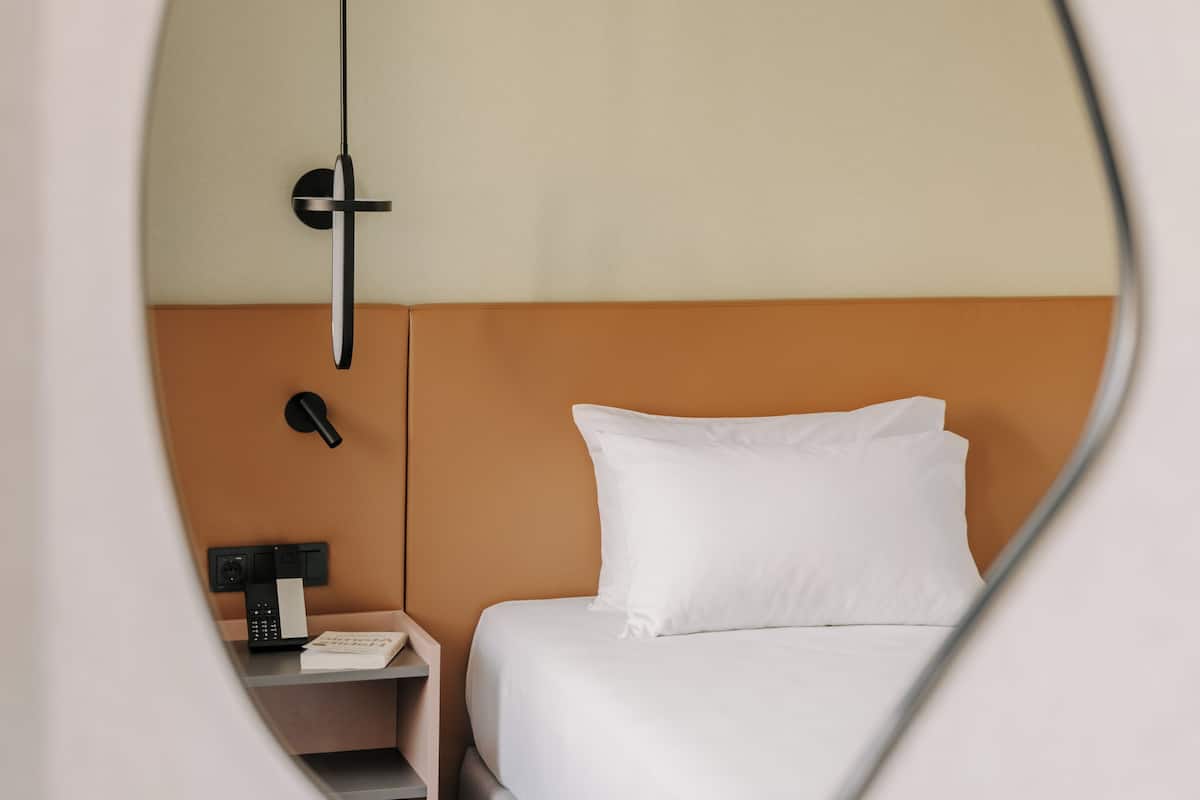 Een kluis op de kamer, een bureau, verduisterende gordijnen