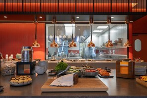 朝食 (ビュッフェ)、毎日提供 (有料)
