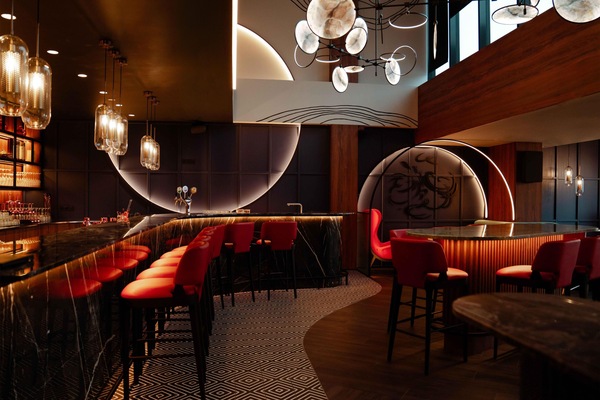 2 bars/lounges