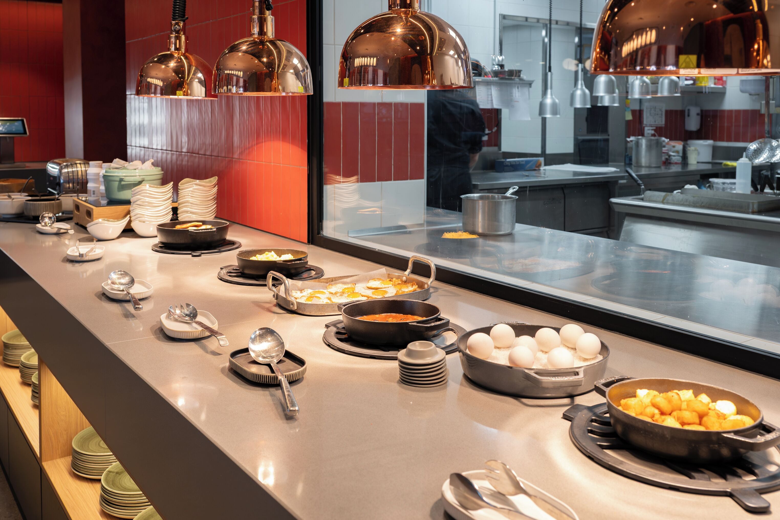 Een buffetopstelling met diverse soorten eten en bestek.