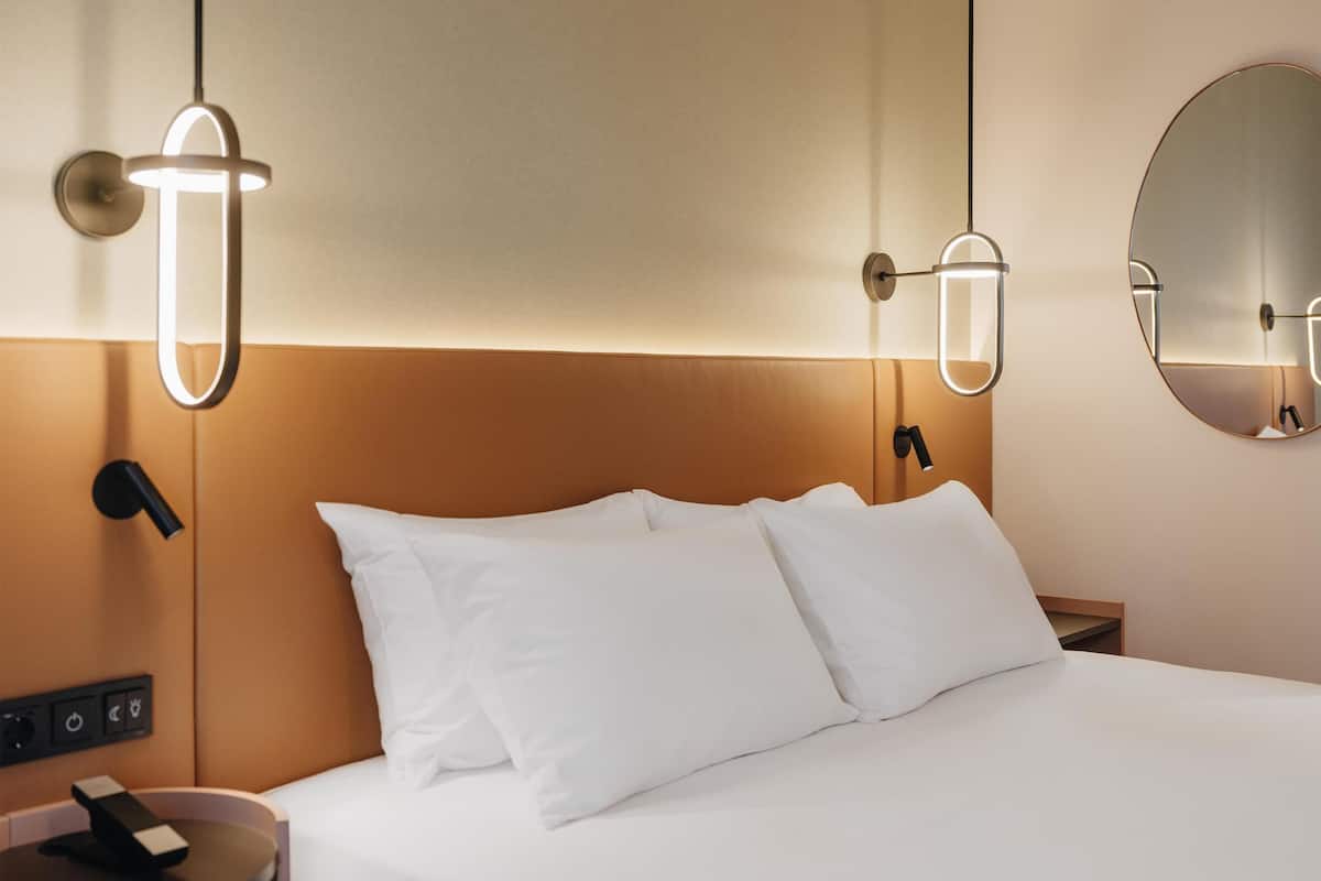 Room, 1 King Bed | In-room safe, desk, blackout drapes, soundproofing