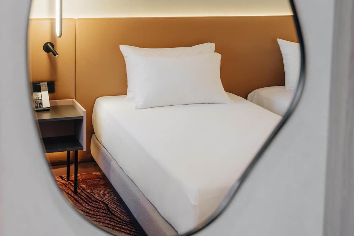 Deluxe Room, 2 Twin Beds | In-room safe, desk, blackout drapes, soundproofing