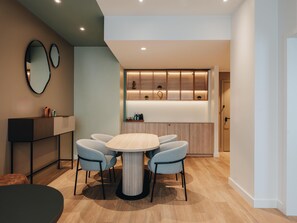 Suite - 1 soveværelse | Pengeskab på værelset, skrivebord, mørklægningsgardiner, lydisolering