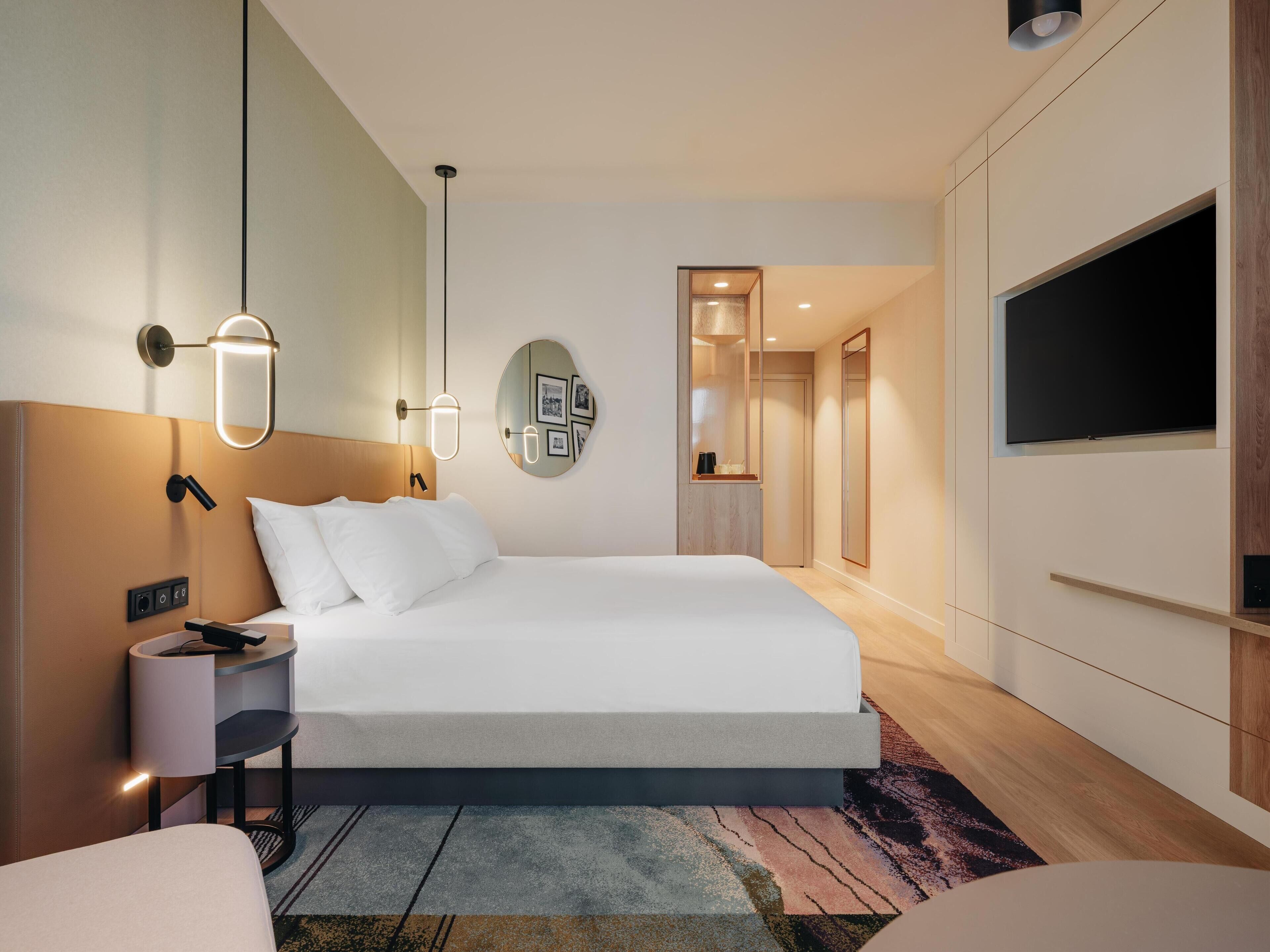 客房, 1 张特大床 | 客房内保险箱、办公桌、遮光窗帘、隔音