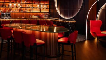 2 bars/lounges