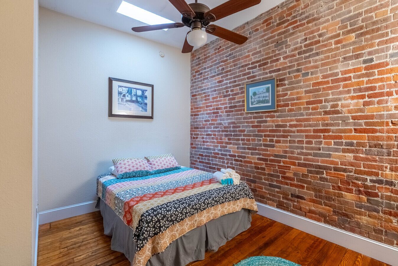 2 soverom, skrivebord, strykejern/-brett og wi-fi (inkludert)